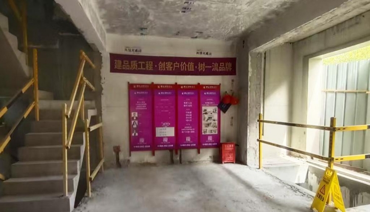 四季都会绿龙北现代简约别墅装修实景工地